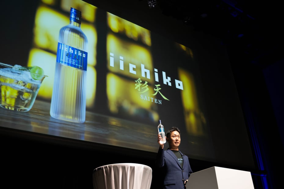 Miyazaki holds the new iichiko Saiten bottle in his right hand.