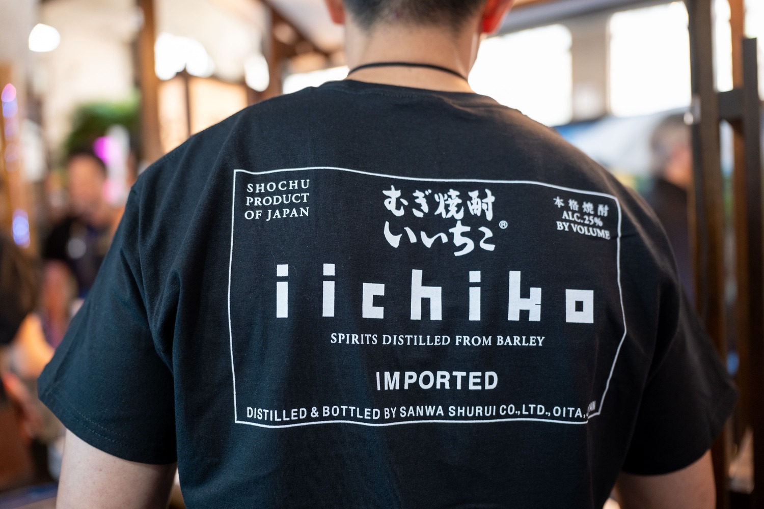 「iichiko」の T シャツを身にまとった「Bar Goto」「Bar Goto Niban」オーナーバーテンダー 後藤健太さん