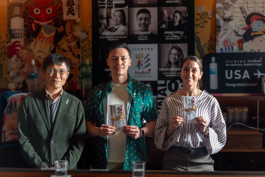Second runners-up Chelsea Van Billiard (right) and Alec Hunter with President Akamatsu