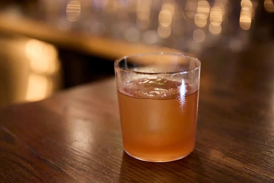 A Saiten Bitter Hojicha made with iichiko Saiten, created by Kayama of Bar BenFiddich