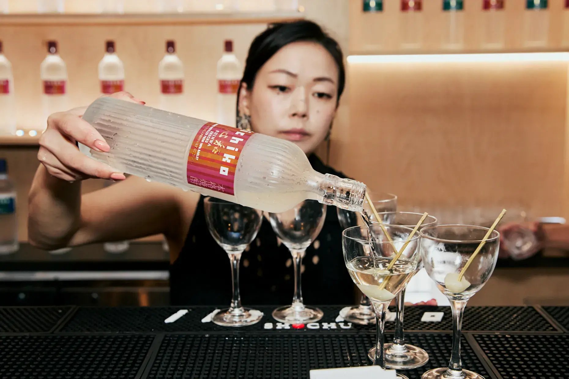 Koharu Usui of Bar Goto, winner of the iichiko IRODORI Cocktail Competition, pours the WA Martini made with iichiko Shinwa and pickled shallots.