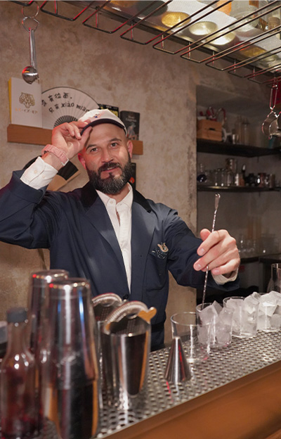 Mario la Pietra preparing cocktails at the pairing event at Kanpai in Milan.